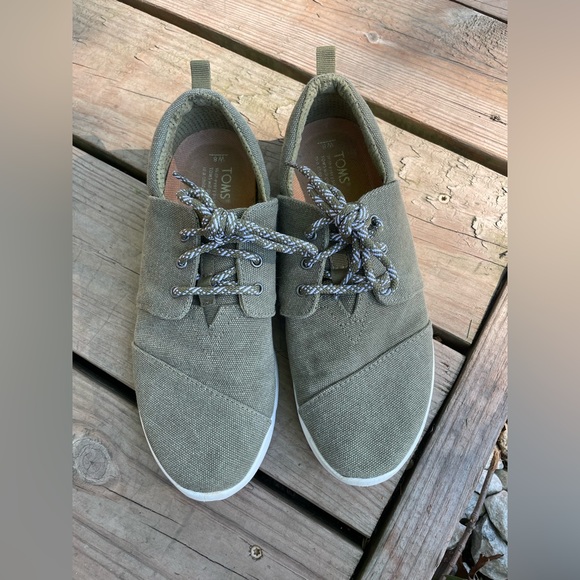 Green women’s Tom’s canvas sneakers size 8 - Picture 1 of 3